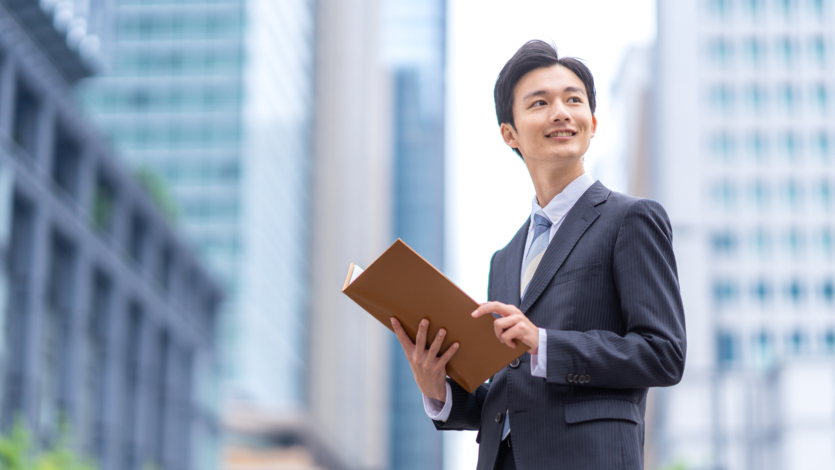 笑顔の営業スタッフ