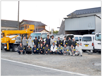 現場作業員と工事車両